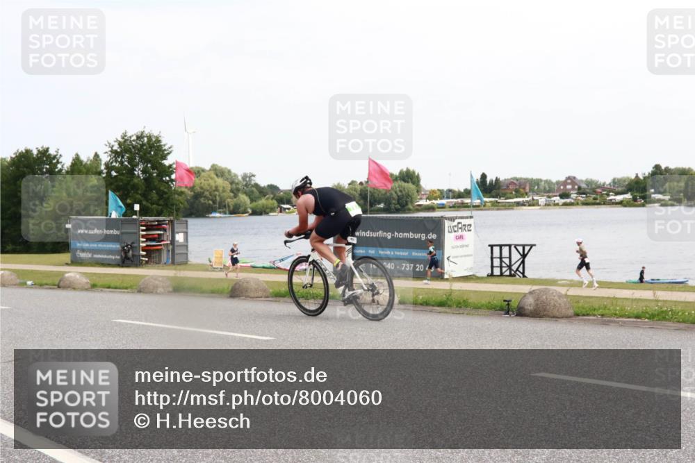 21.06.2025 - 27. Vierlanden-Triathlon H.Heesch http://msf.ph/oto/8004060 15.06.2025 11:53:13 Radfahren 687, 921, 934 meine-sportfotos.de