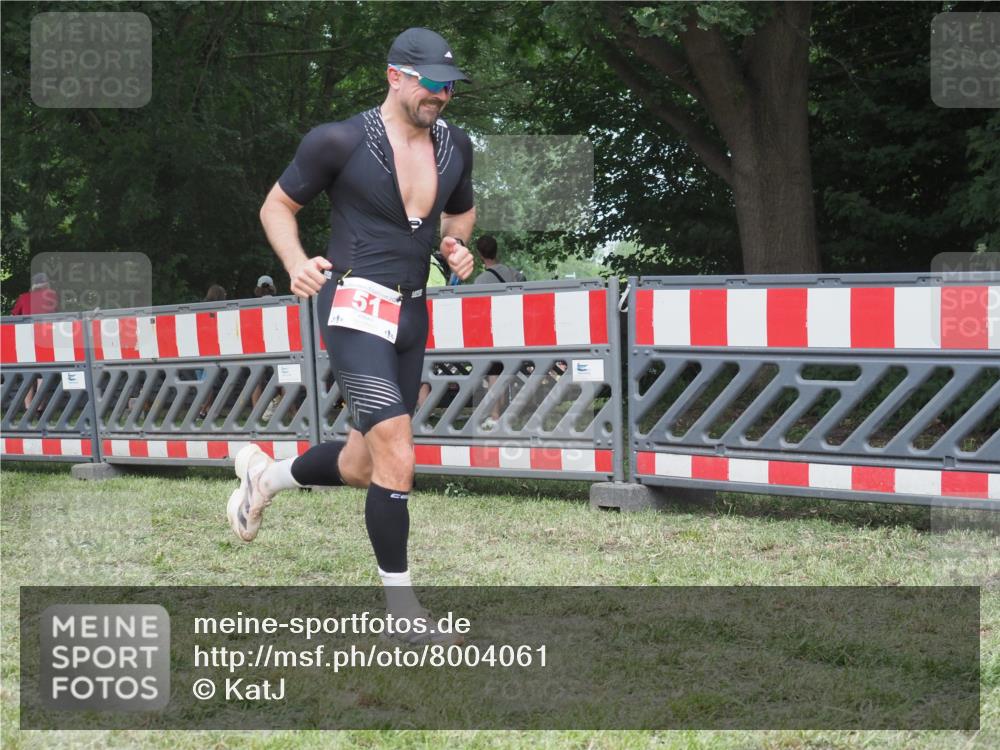 21.06.2025 - 27. Vierlanden-Triathlon KatJ http://msf.ph/oto/8004061 15.06.2025 12:57:26 Ziel 51 meine-sportfotos.de