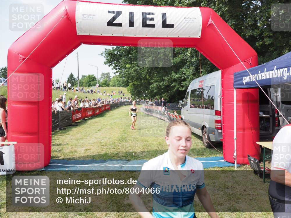 21.06.2025 - 27. Vierlanden-Triathlon MichiJ http://msf.ph/oto/8004066 15.06.2026 11:28:09 Ziel 193, 491, 585 meine-sportfotos.de