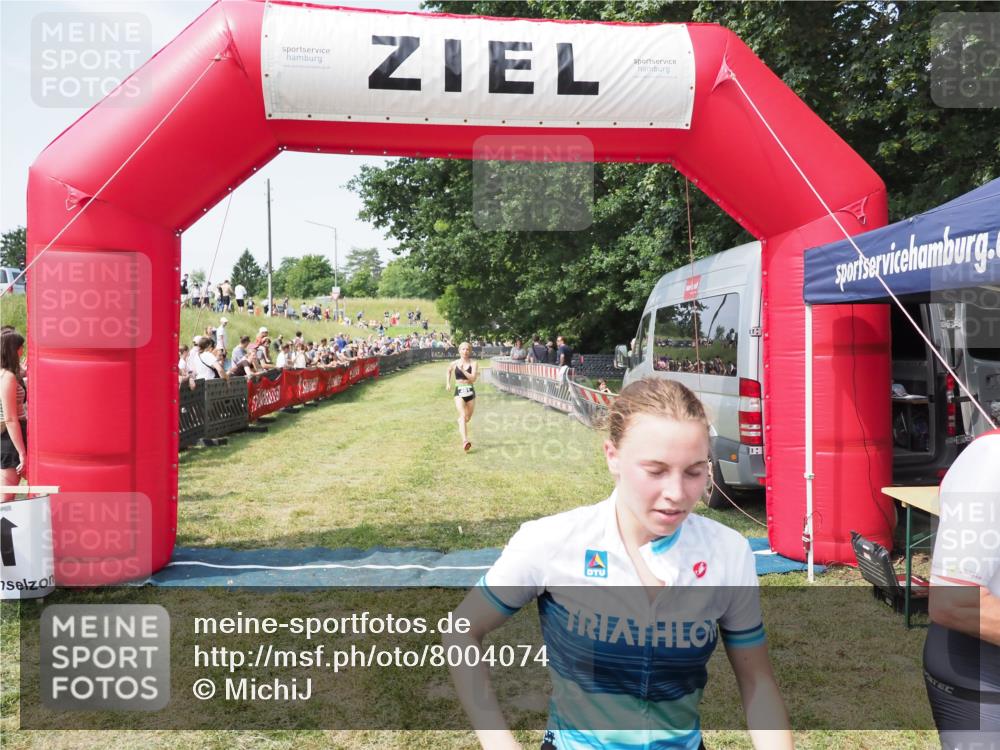 21.06.2025 - 27. Vierlanden-Triathlon MichiJ http://msf.ph/oto/8004074 15.06.2026 11:28:09 Ziel 193, 491, 585 meine-sportfotos.de
