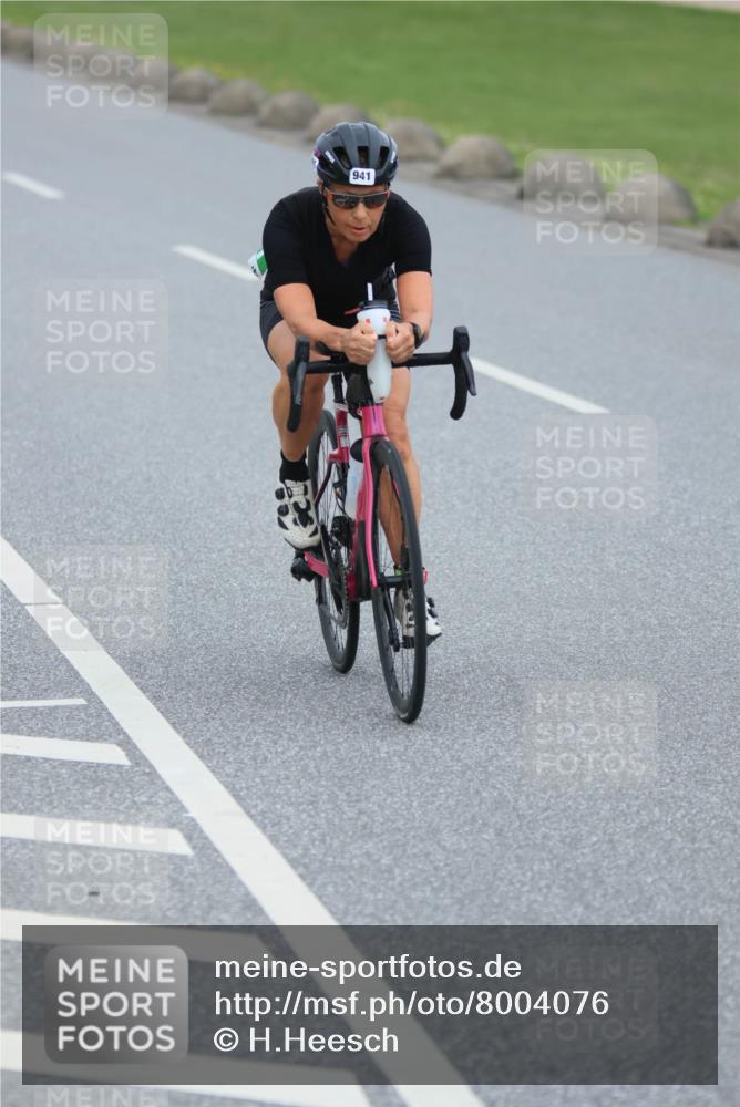 21.06.2025 - 27. Vierlanden-Triathlon H.Heesch http://msf.ph/oto/8004076 15.06.2025 12:50:34 Radfahren 941 meine-sportfotos.de