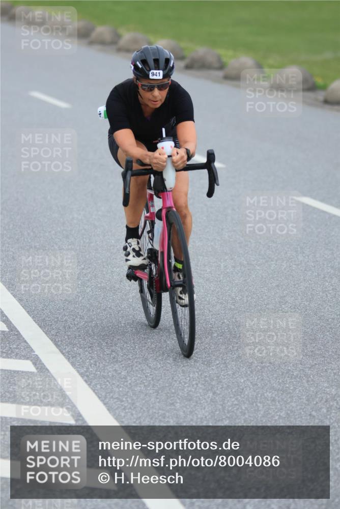 21.06.2025 - 27. Vierlanden-Triathlon H.Heesch http://msf.ph/oto/8004086 15.06.2025 12:50:34 Radfahren 941 meine-sportfotos.de