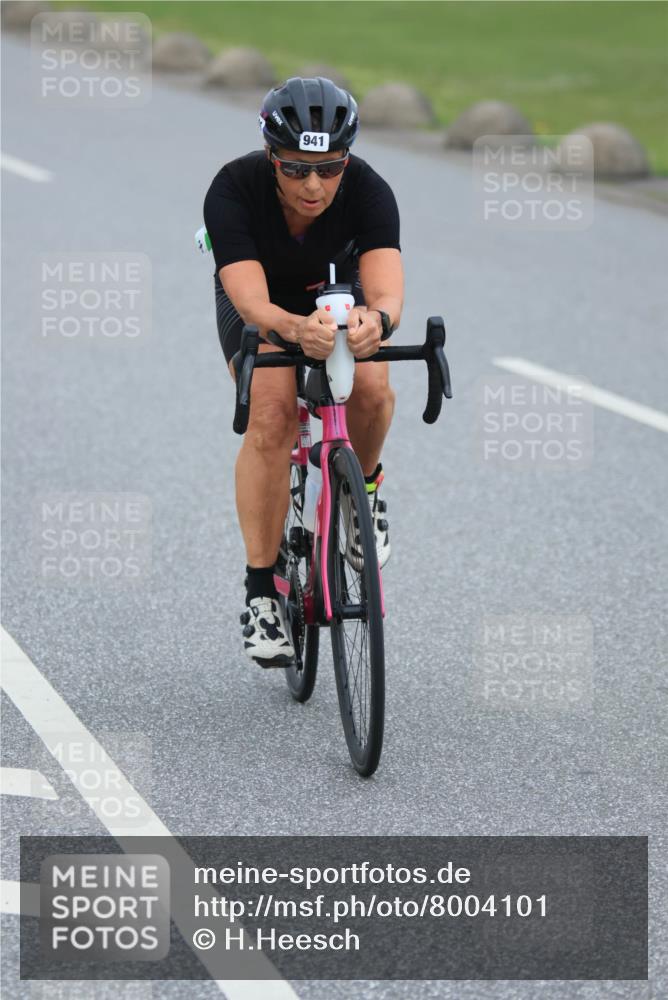 21.06.2025 - 27. Vierlanden-Triathlon H.Heesch http://msf.ph/oto/8004101 15.06.2025 12:50:34 Radfahren 941 meine-sportfotos.de