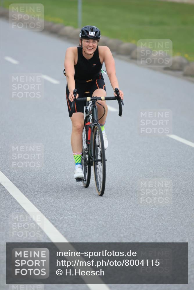 21.06.2025 - 27. Vierlanden-Triathlon H.Heesch http://msf.ph/oto/8004115 15.06.2025 12:50:53 Radfahren 890 meine-sportfotos.de