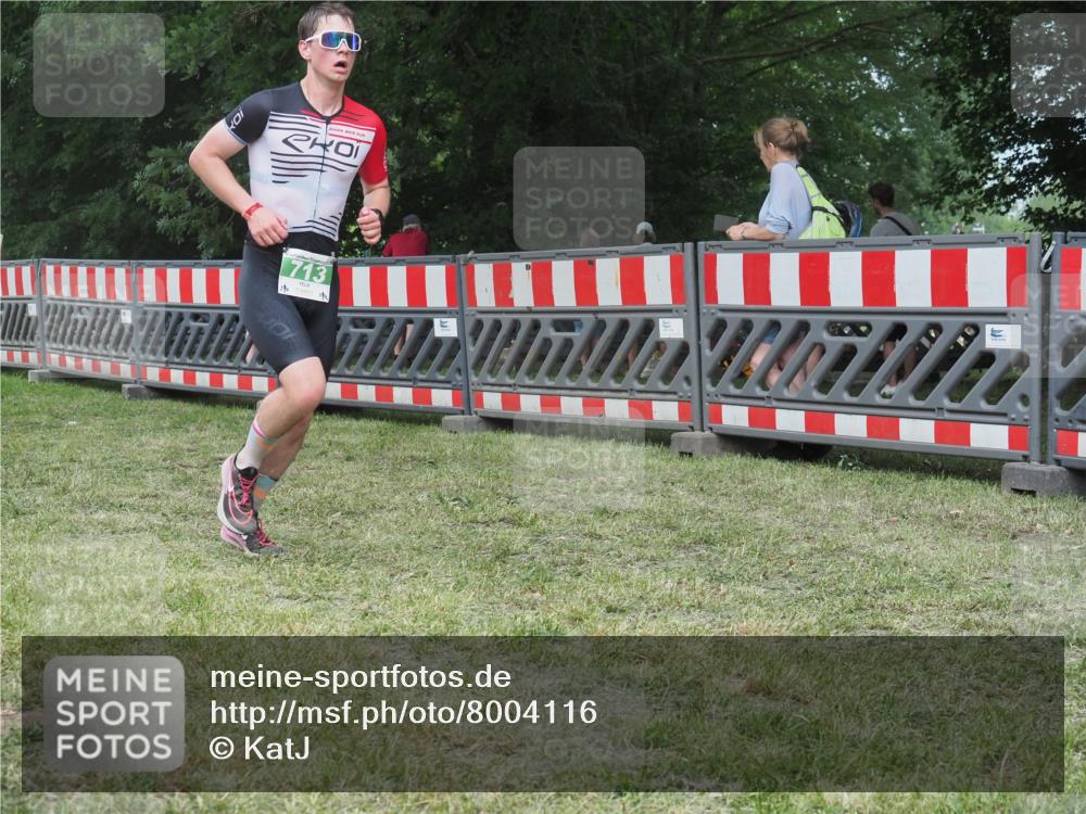 21.06.2025 - 27. Vierlanden-Triathlon KatJ http://msf.ph/oto/8004116 15.06.2025 12:57:45 Ziel 75, 713, 976, 1019, 1020, 1022, 1023 meine-sportfotos.de