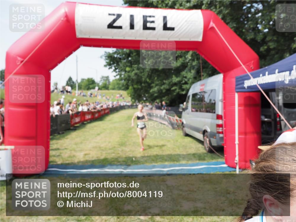 21.06.2025 - 27. Vierlanden-Triathlon MichiJ http://msf.ph/oto/8004119 15.06.2026 11:28:10 Ziel 193, 491, 585 meine-sportfotos.de