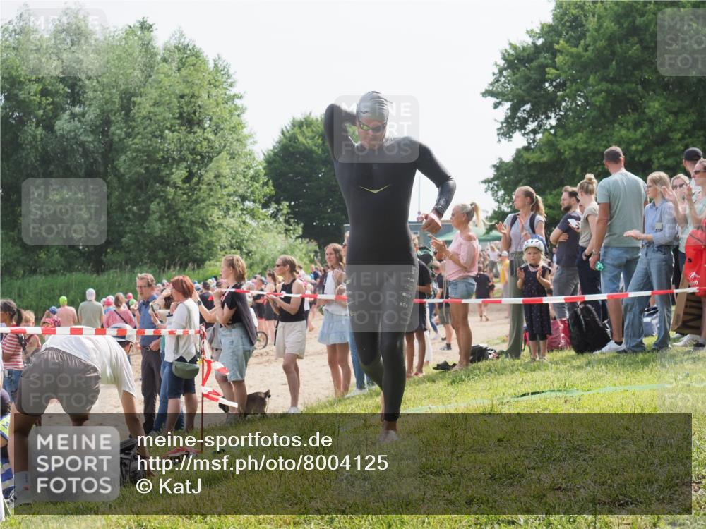 15.06.2025 - 27. Vierlanden-Triathlon KatJ http://msf.ph/oto/8004125 15.06.2025 10:03:22 Schwimmen 406 meine-sportfotos.de