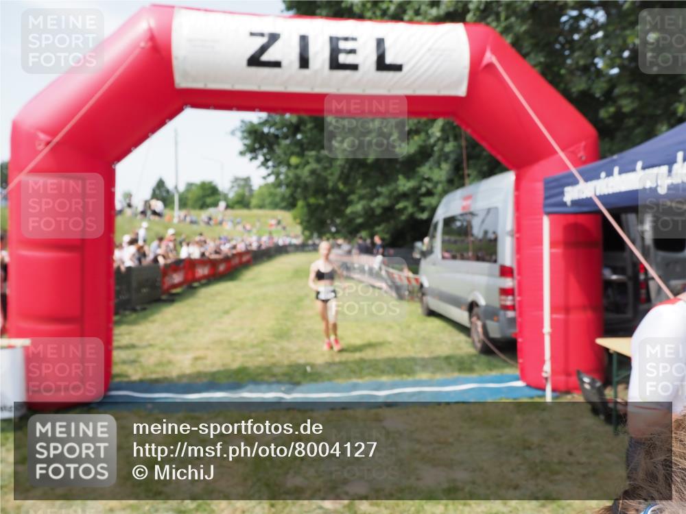 21.06.2025 - 27. Vierlanden-Triathlon MichiJ http://msf.ph/oto/8004127 15.06.2026 11:28:10 Ziel 193, 491, 585 meine-sportfotos.de
