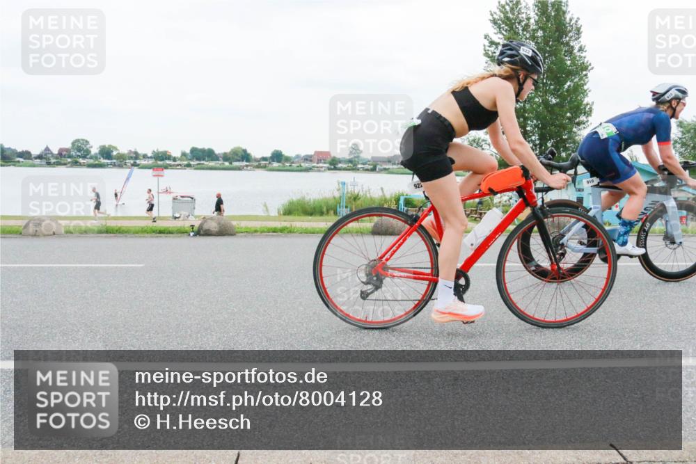 21.06.2025 - 27. Vierlanden-Triathlon H.Heesch http://msf.ph/oto/8004128 15.06.2025 12:58:10 Radfahren 910, 922 meine-sportfotos.de