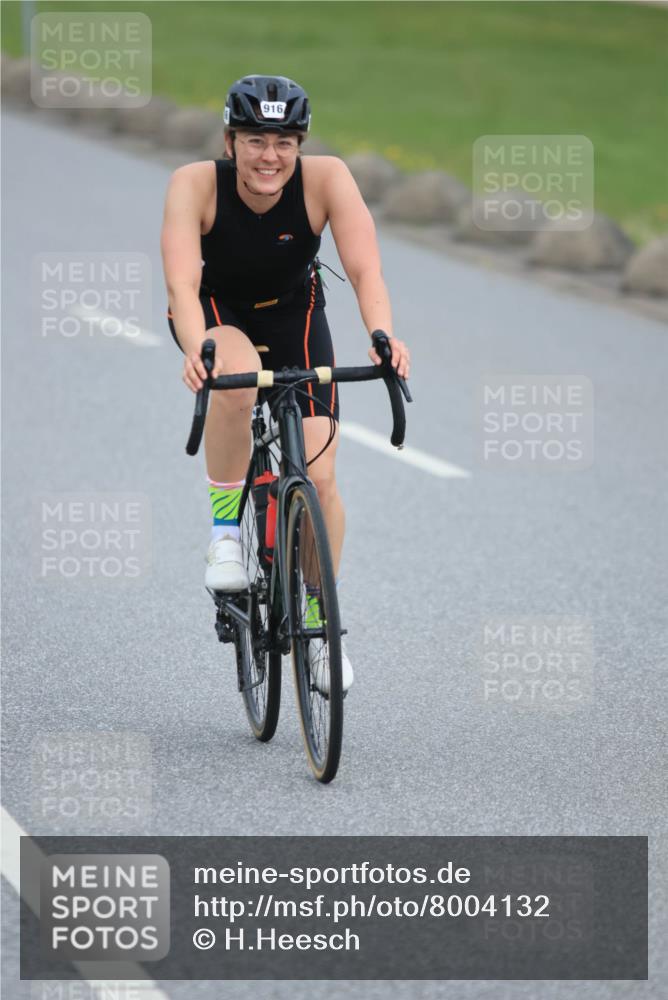 21.06.2025 - 27. Vierlanden-Triathlon H.Heesch http://msf.ph/oto/8004132 15.06.2025 12:50:53 Radfahren 890 meine-sportfotos.de