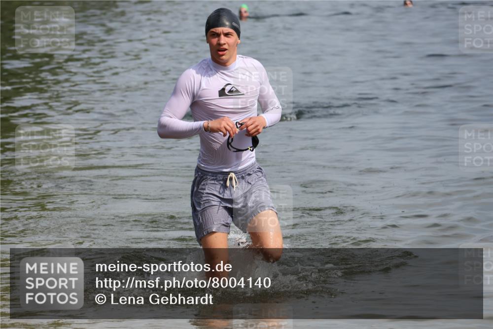 15.06.2025 - 27. Vierlanden-Triathlon Lena Gebhardt http://msf.ph/oto/8004140 15.06.2025 09:58:24 Schwimmen 345, 360 meine-sportfotos.de
