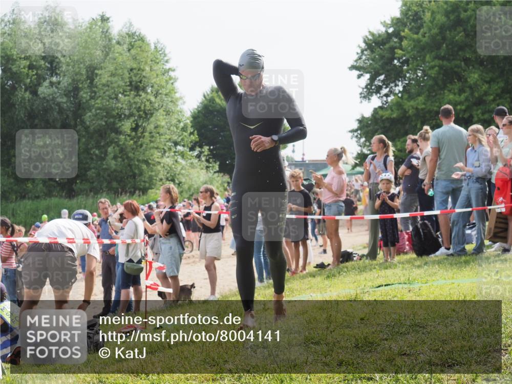 15.06.2025 - 27. Vierlanden-Triathlon KatJ http://msf.ph/oto/8004141 15.06.2025 10:03:22 Schwimmen 406 meine-sportfotos.de