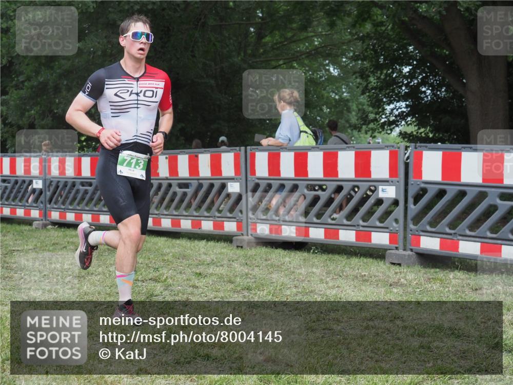 21.06.2025 - 27. Vierlanden-Triathlon KatJ http://msf.ph/oto/8004145 15.06.2025 12:57:46 Ziel 75, 713, 976, 1019, 1020, 1022, 1023 meine-sportfotos.de