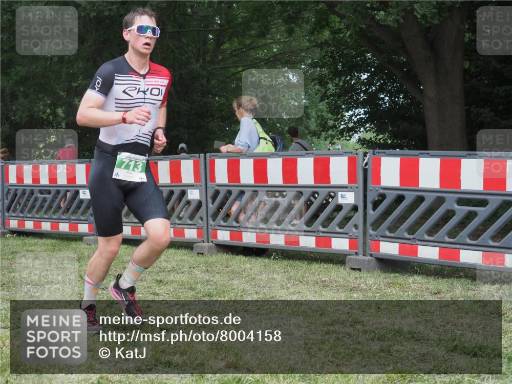 21.06.2025 - 27. Vierlanden-Triathlon KatJ http://msf.ph/oto/8004158 15.06.2025 12:57:46 Ziel 75, 713, 976, 1019, 1020, 1022, 1023 meine-sportfotos.de