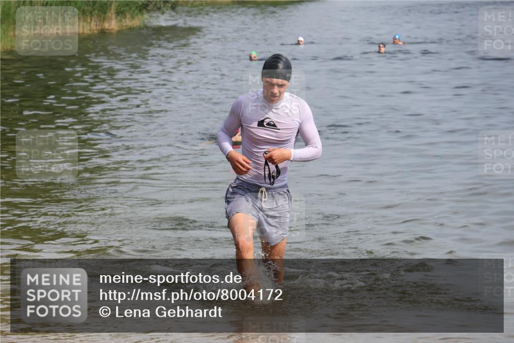 15.06.2025 - 27. Vierlanden-Triathlon Lena Gebhardt http://msf.ph/oto/8004172 15.06.2025 09:58:25 Schwimmen 345, 360 meine-sportfotos.de