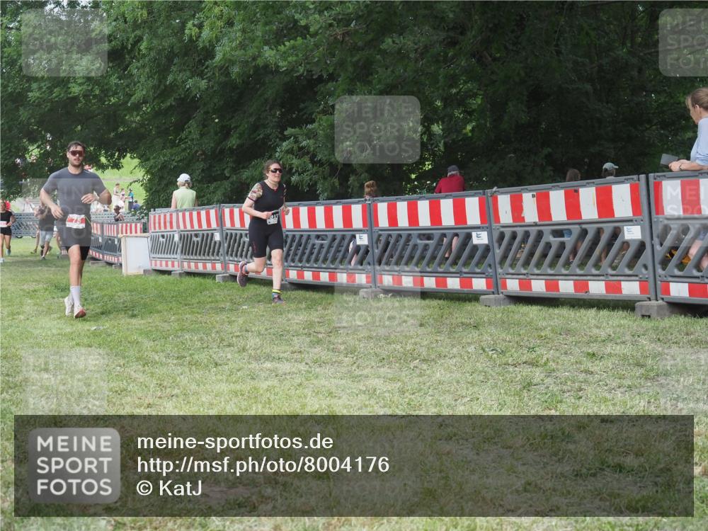 21.06.2025 - 27. Vierlanden-Triathlon KatJ http://msf.ph/oto/8004176 15.06.2025 12:57:49 Ziel 75, 976, 1019, 1020, 1022, 1023 meine-sportfotos.de