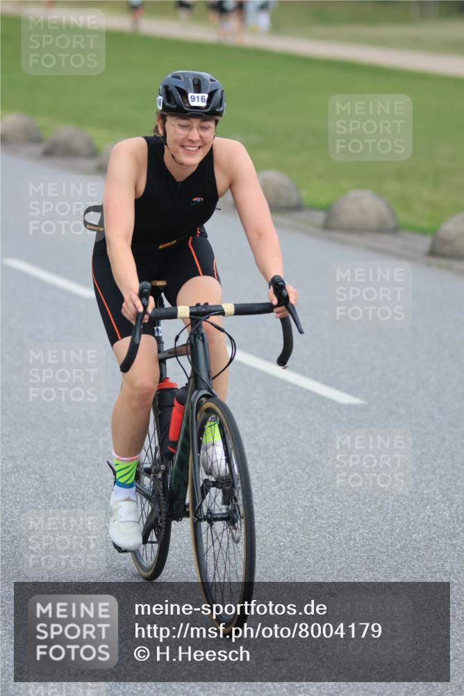 21.06.2025 - 27. Vierlanden-Triathlon H.Heesch http://msf.ph/oto/8004179 15.06.2025 12:50:54 Radfahren 890 meine-sportfotos.de