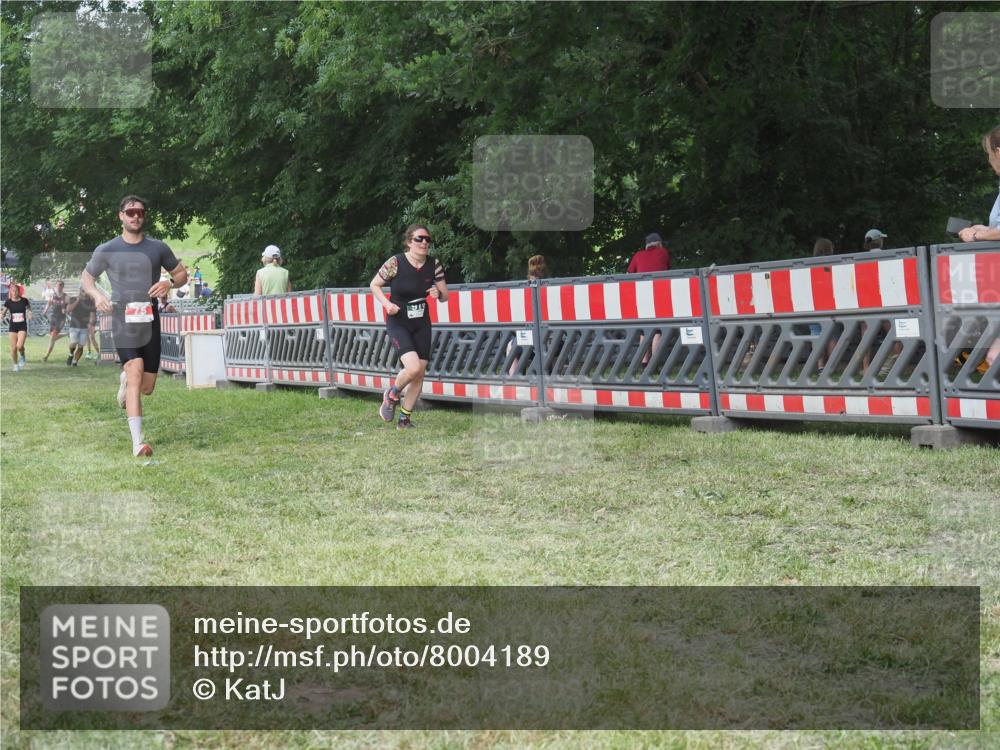 21.06.2025 - 27. Vierlanden-Triathlon KatJ http://msf.ph/oto/8004189 15.06.2025 12:57:49 Ziel 75, 976, 1019, 1020, 1022, 1023 meine-sportfotos.de