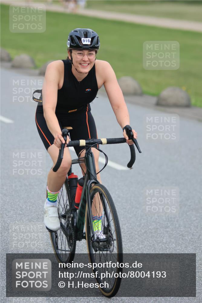21.06.2025 - 27. Vierlanden-Triathlon H.Heesch http://msf.ph/oto/8004193 15.06.2025 12:50:54 Radfahren 890 meine-sportfotos.de