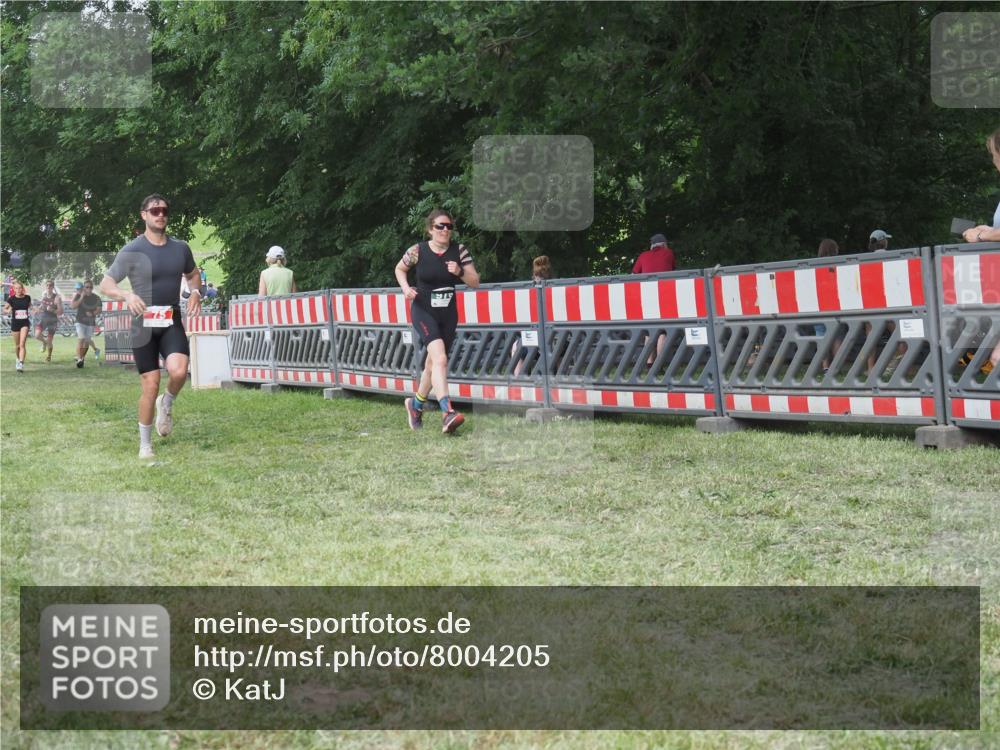 21.06.2025 - 27. Vierlanden-Triathlon KatJ http://msf.ph/oto/8004205 15.06.2025 12:57:49 Ziel 75, 976, 1019, 1020, 1022, 1023 meine-sportfotos.de
