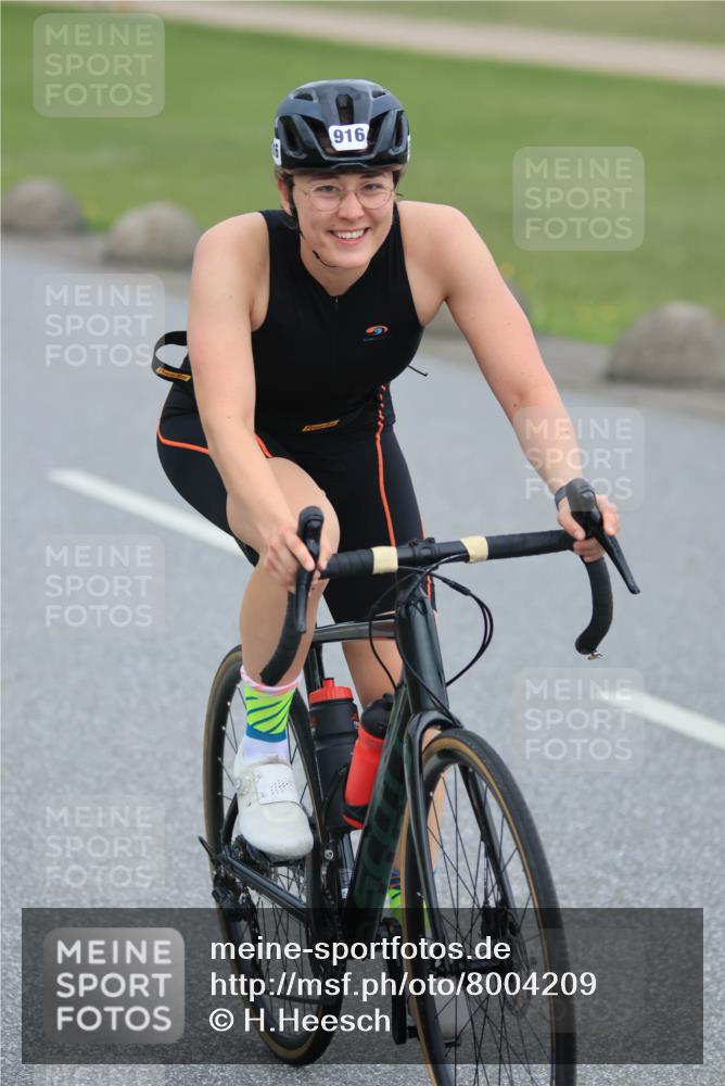 21.06.2025 - 27. Vierlanden-Triathlon H.Heesch http://msf.ph/oto/8004209 15.06.2025 12:50:55 Radfahren 890 meine-sportfotos.de