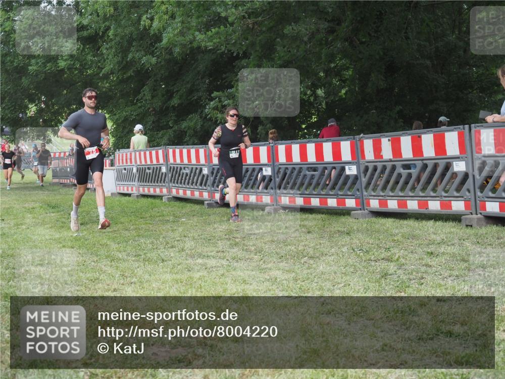21.06.2025 - 27. Vierlanden-Triathlon KatJ http://msf.ph/oto/8004220 15.06.2025 12:57:49 Ziel 75, 976, 1019, 1020, 1022, 1023 meine-sportfotos.de