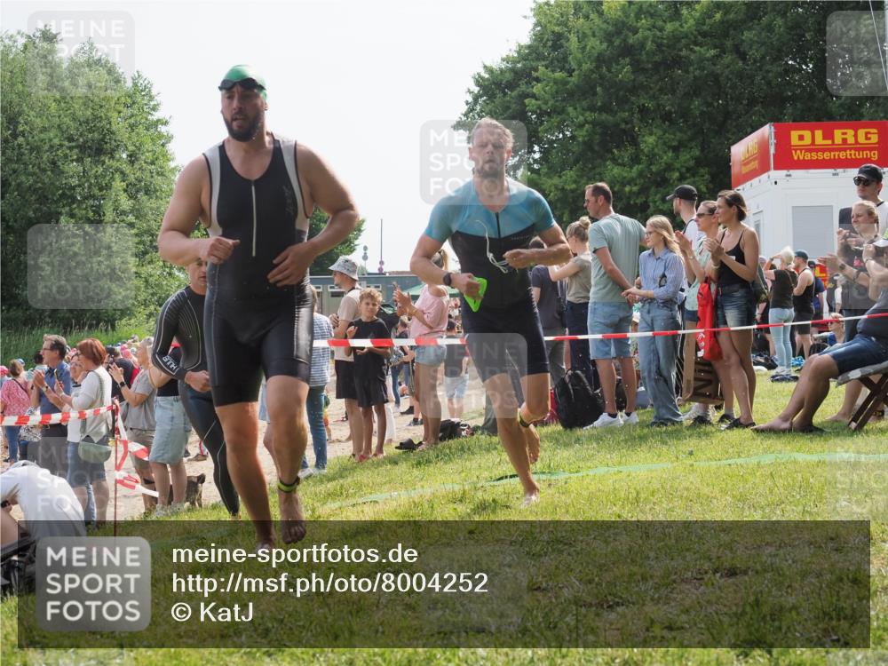 15.06.2025 - 27. Vierlanden-Triathlon KatJ http://msf.ph/oto/8004252 15.06.2025 10:03:44 Schwimmen 377, 425, 432, 439 meine-sportfotos.de