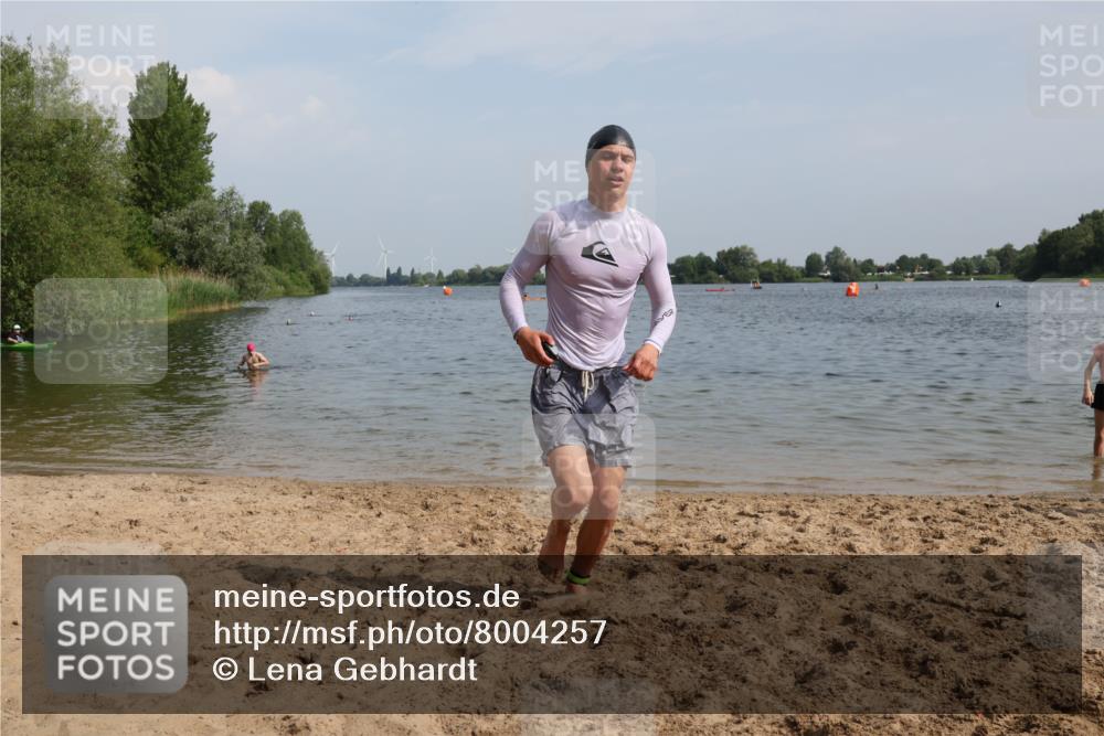 15.06.2025 - 27. Vierlanden-Triathlon Lena Gebhardt http://msf.ph/oto/8004257 15.06.2025 09:58:29 Schwimmen 345 meine-sportfotos.de