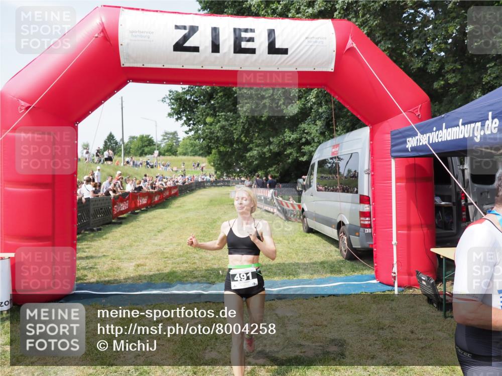 21.06.2025 - 27. Vierlanden-Triathlon MichiJ http://msf.ph/oto/8004258 15.06.2026 11:28:11 Ziel 193, 491, 585 meine-sportfotos.de