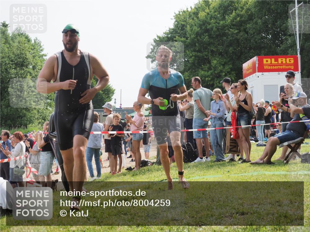 15.06.2025 - 27. Vierlanden-Triathlon KatJ http://msf.ph/oto/8004259 15.06.2025 10:03:44 Schwimmen 377, 425, 432, 439 meine-sportfotos.de