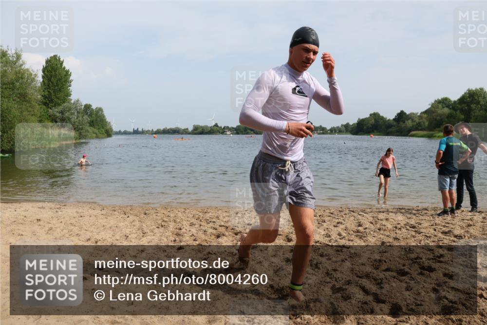 15.06.2025 - 27. Vierlanden-Triathlon Lena Gebhardt http://msf.ph/oto/8004260 15.06.2025 09:58:30 Schwimmen 345 meine-sportfotos.de