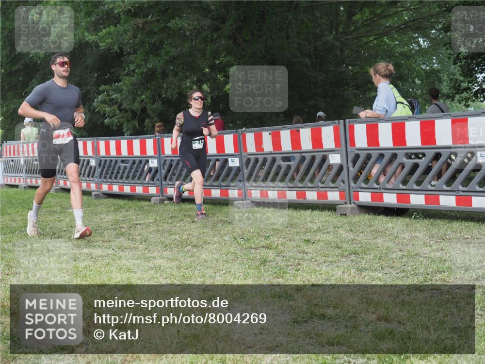 21.06.2025 - 27. Vierlanden-Triathlon KatJ http://msf.ph/oto/8004269 15.06.2025 12:57:50 Ziel 75, 976, 1019, 1020, 1022, 1023 meine-sportfotos.de