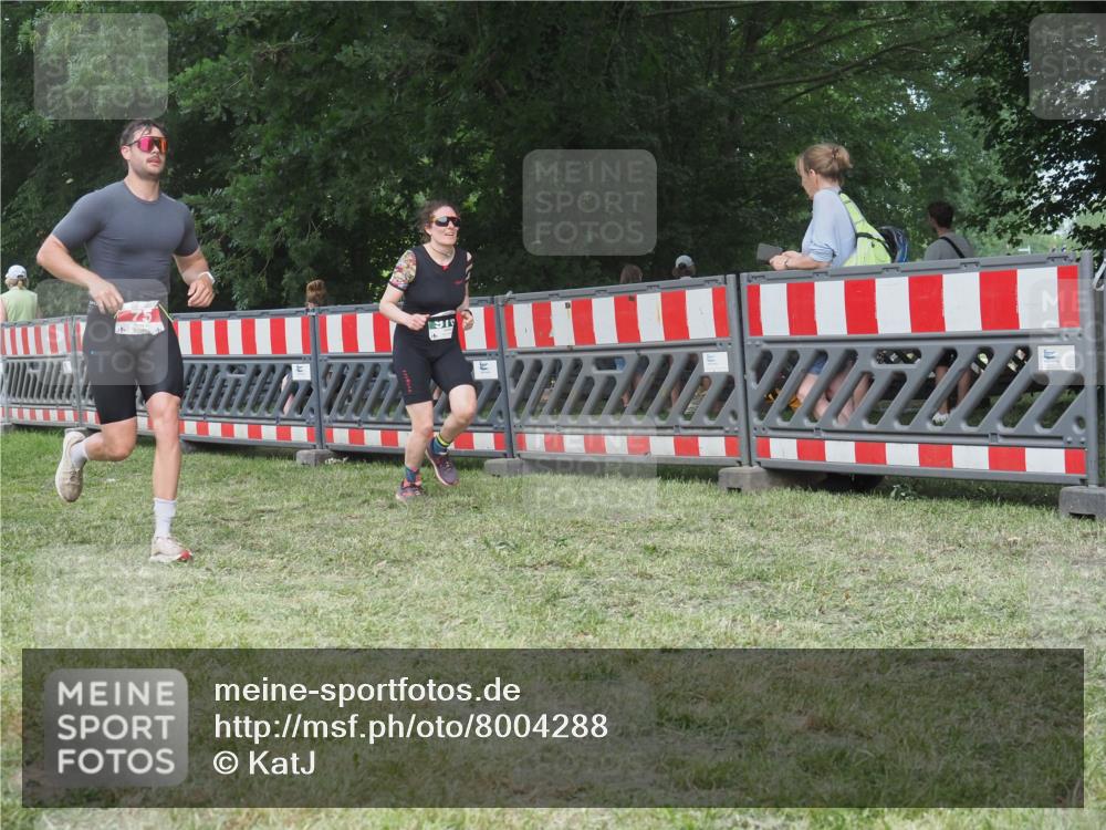 21.06.2025 - 27. Vierlanden-Triathlon KatJ http://msf.ph/oto/8004288 15.06.2025 12:57:50 Ziel 75, 976, 1019, 1020, 1022, 1023 meine-sportfotos.de