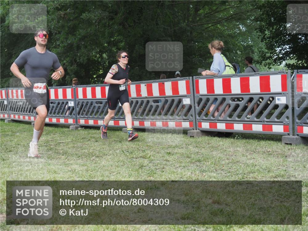 21.06.2025 - 27. Vierlanden-Triathlon KatJ http://msf.ph/oto/8004309 15.06.2025 12:57:50 Ziel 75, 976, 1019, 1020, 1022, 1023 meine-sportfotos.de