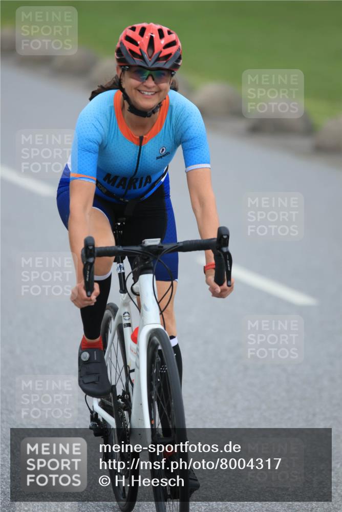 21.06.2025 - 27. Vierlanden-Triathlon H.Heesch http://msf.ph/oto/8004317 15.06.2025 12:50:58 Radfahren 890 meine-sportfotos.de