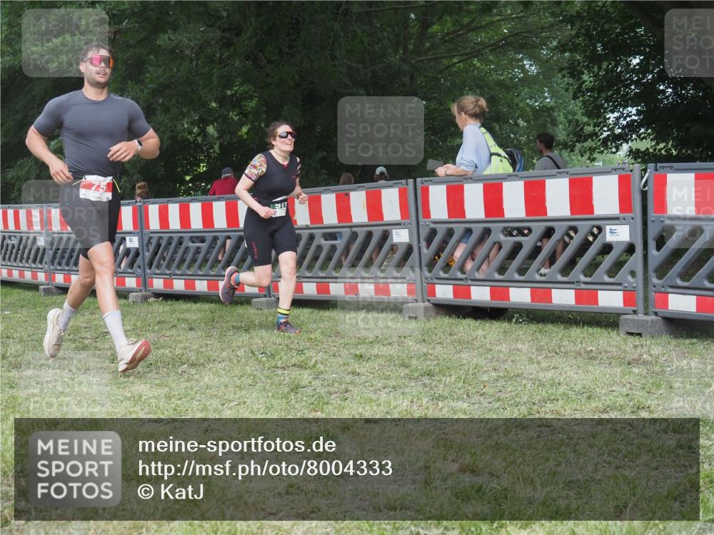 21.06.2025 - 27. Vierlanden-Triathlon KatJ http://msf.ph/oto/8004333 15.06.2025 12:57:50 Ziel 75, 976, 1019, 1020, 1022, 1023 meine-sportfotos.de