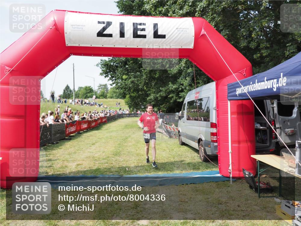 21.06.2025 - 27. Vierlanden-Triathlon MichiJ http://msf.ph/oto/8004336 15.06.2026 11:28:24 Ziel 296 meine-sportfotos.de