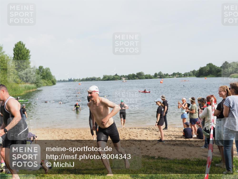 21.06.2025 - 27. Vierlanden-Triathlon MichiJ http://msf.ph/oto/8004343 15.06.2026 10:06:15 Schwimmen 369, 370, 381, 418, 447, 448, 455 meine-sportfotos.de