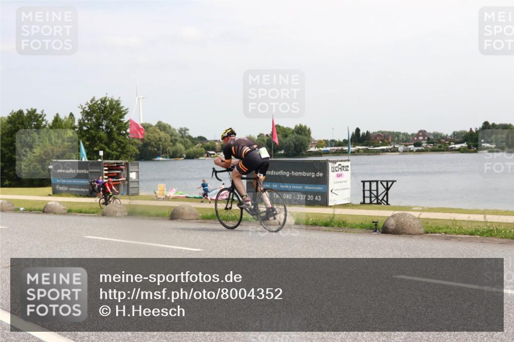 21.06.2025 - 27. Vierlanden-Triathlon H.Heesch http://msf.ph/oto/8004352 15.06.2025 11:54:28 Radfahren 726, 816 meine-sportfotos.de