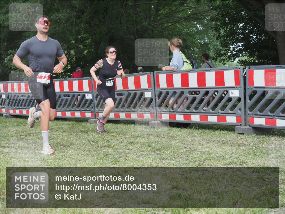 21.06.2025 - 27. Vierlanden-Triathlon KatJ http://msf.ph/oto/8004353 15.06.2025 12:57:50 Ziel 75, 976, 1019, 1020, 1022, 1023 meine-sportfotos.de