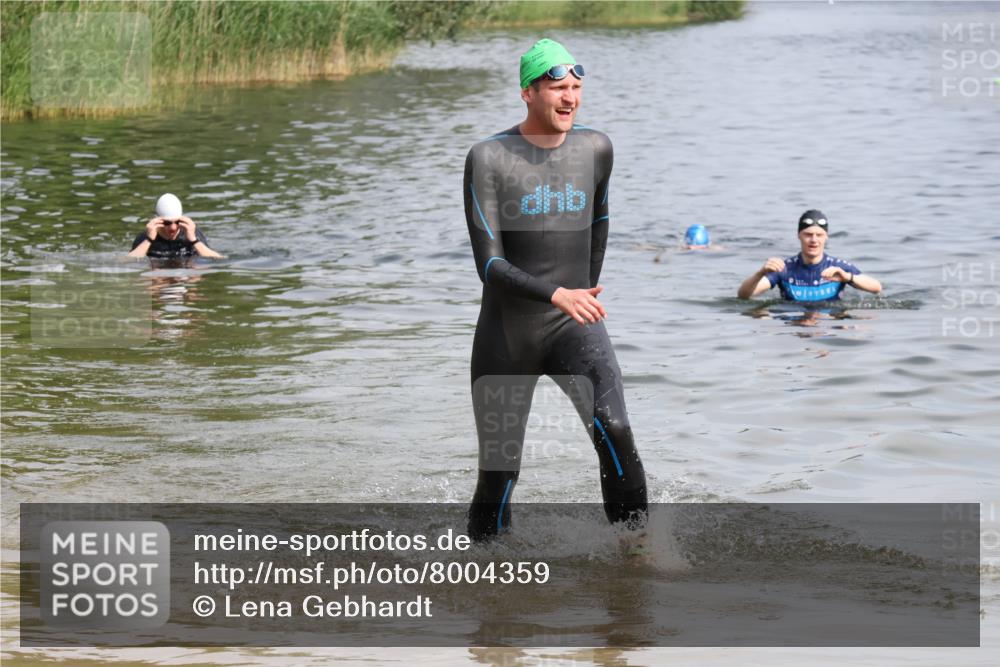 15.06.2025 - 27. Vierlanden-Triathlon Lena Gebhardt http://msf.ph/oto/8004359 15.06.2025 09:59:40 Schwimmen 266 meine-sportfotos.de