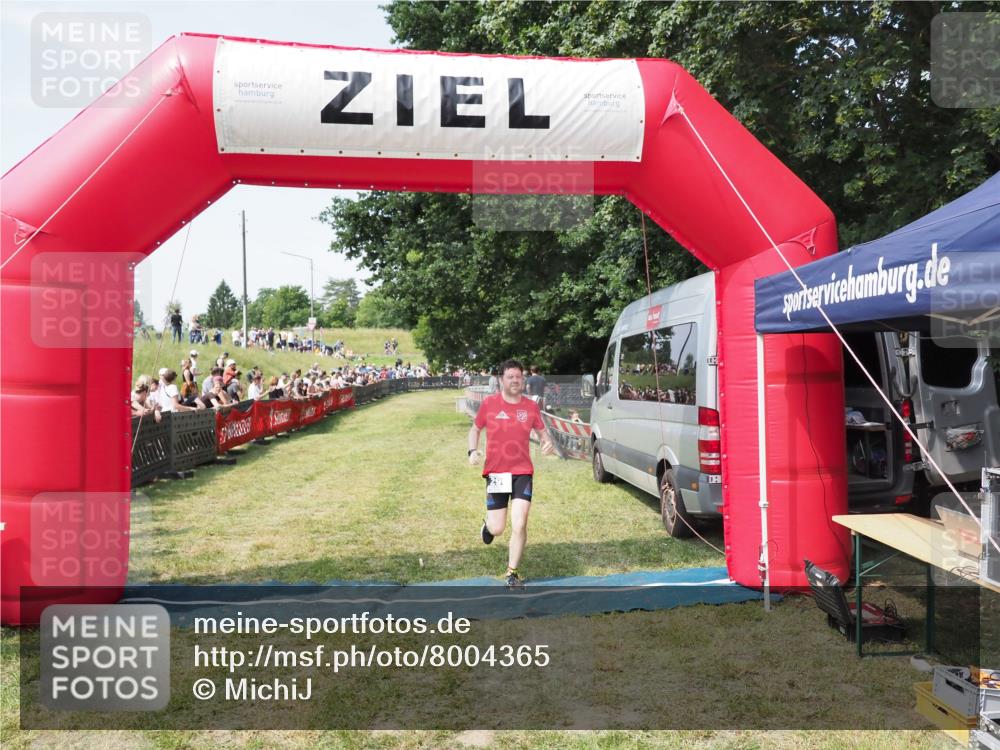 21.06.2025 - 27. Vierlanden-Triathlon MichiJ http://msf.ph/oto/8004365 15.06.2026 11:28:24 Ziel 296 meine-sportfotos.de