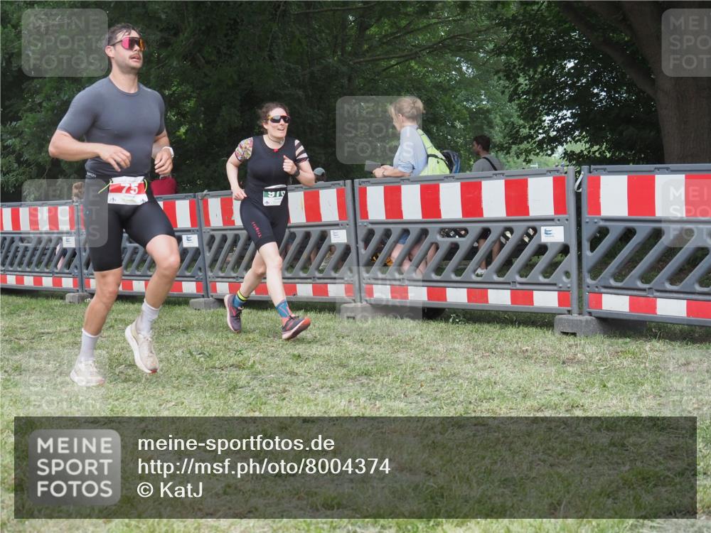 21.06.2025 - 27. Vierlanden-Triathlon KatJ http://msf.ph/oto/8004374 15.06.2025 12:57:50 Ziel 75, 976, 1019, 1020, 1022, 1023 meine-sportfotos.de