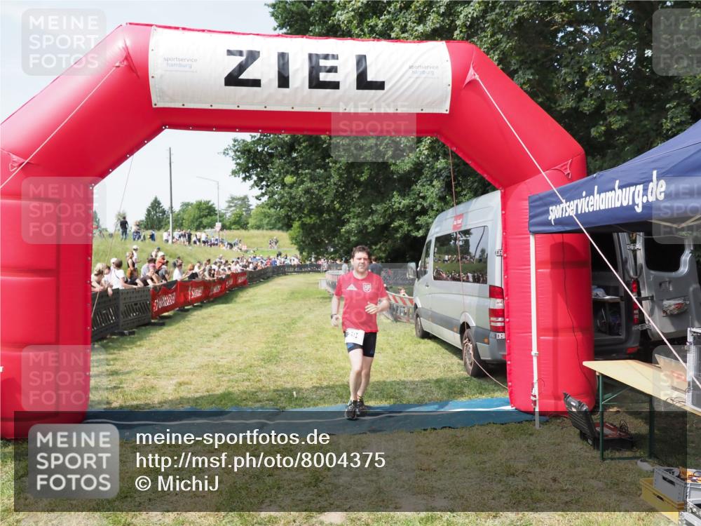 21.06.2025 - 27. Vierlanden-Triathlon MichiJ http://msf.ph/oto/8004375 15.06.2026 11:28:24 Ziel 296 meine-sportfotos.de