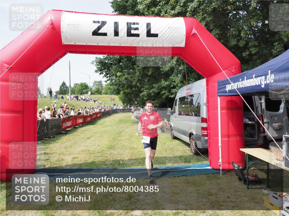 21.06.2025 - 27. Vierlanden-Triathlon MichiJ http://msf.ph/oto/8004385 15.06.2026 11:28:24 Ziel 296 meine-sportfotos.de