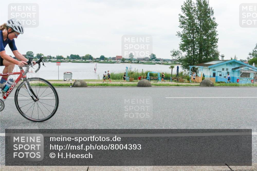 21.06.2025 - 27. Vierlanden-Triathlon H.Heesch http://msf.ph/oto/8004393 15.06.2025 12:59:03 Radfahren 900, 1147 meine-sportfotos.de