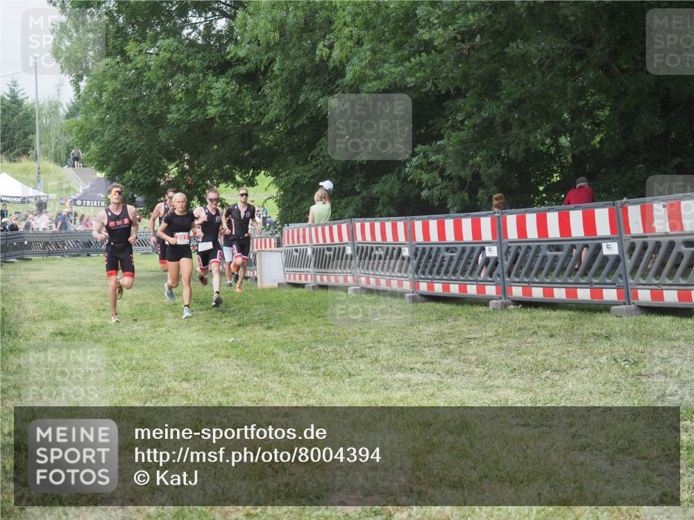 21.06.2025 - 27. Vierlanden-Triathlon KatJ http://msf.ph/oto/8004394 15.06.2025 12:57:54 Ziel 1019, 1020, 1022, 1023 meine-sportfotos.de