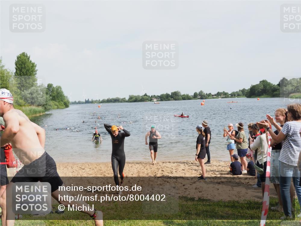 21.06.2025 - 27. Vierlanden-Triathlon MichiJ http://msf.ph/oto/8004402 15.06.2026 10:06:16 Schwimmen 369, 370, 381, 418, 447, 448, 455 meine-sportfotos.de
