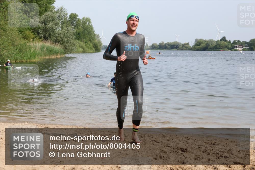 15.06.2025 - 27. Vierlanden-Triathlon Lena Gebhardt http://msf.ph/oto/8004405 15.06.2025 09:59:45 Schwimmen 266, 351, 358 meine-sportfotos.de