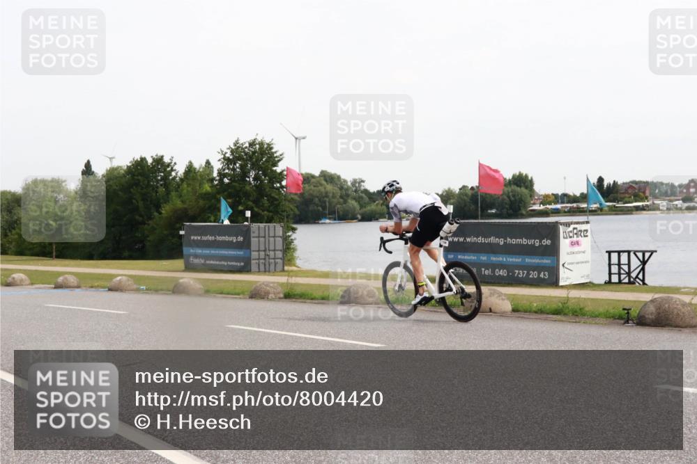 15.06.2025 - 27. Vierlanden-Triathlon H.Heesch http://msf.ph/oto/8004420 15.06.2025 10:34:29 Radfahren 138, 151, 282 meine-sportfotos.de